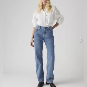 Levi's Women's Straight Leg Jeans in Medium Blue Wash